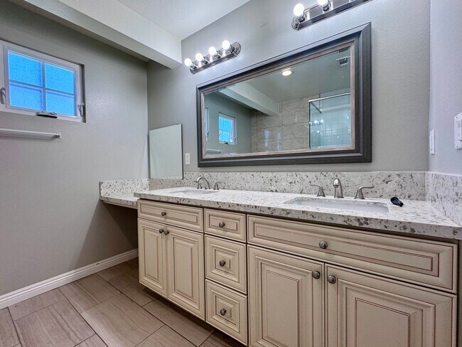 Building Photo - Beautiful remodeled 3 bedroom townhome in ...