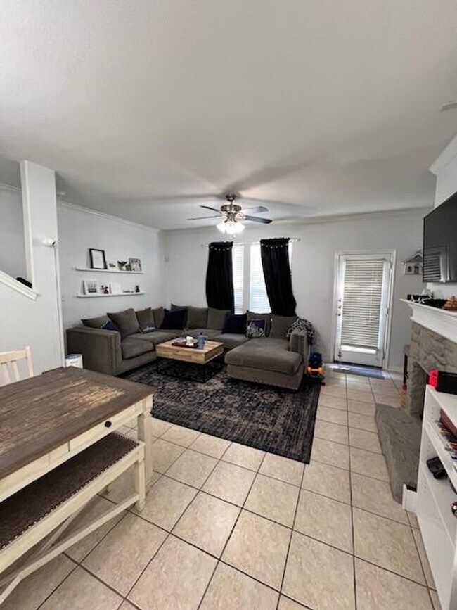 Building Photo - Luxury Living in North Austin / Condominium / Gated Community / 3 bedrooms / 2 car garage