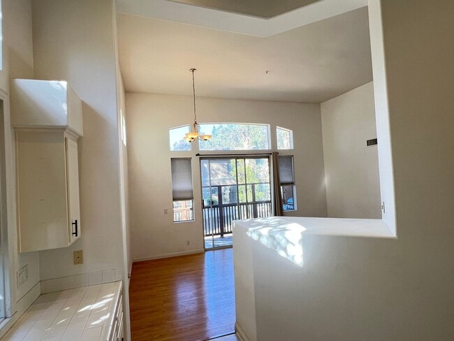 Building Photo - Light Filled 2 Bed 2 Bath Tustin Condo wit...