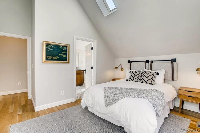 Building Photo - "Charming 4-Bed Oasis with 2.5 Baths in the Heart of Denver!"
