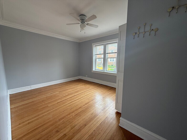 Building Photo - 3020 N Karlov Ave