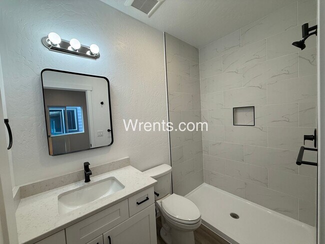 Building Photo - Beautiful 3 Bed/2 Bath Duplex - W/S/G Included
