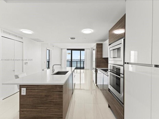 Primary Photo - 460 NE 28th St