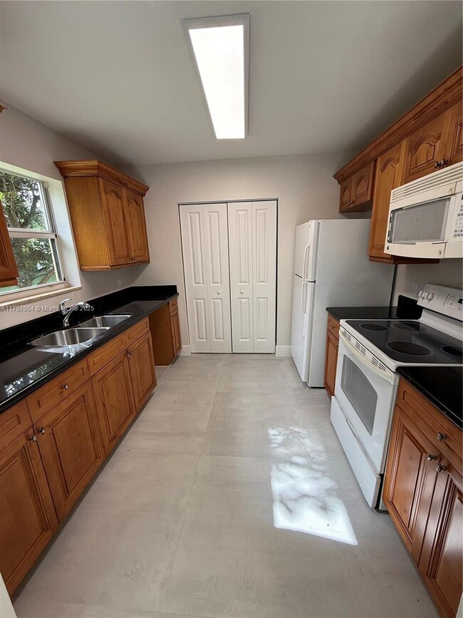 Building Photo - 7620 NW 38th Ct