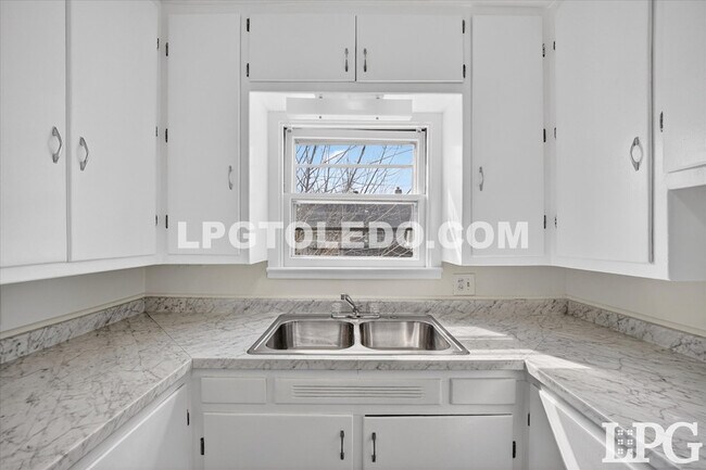 Building Photo - 4124 Vermaas Ave