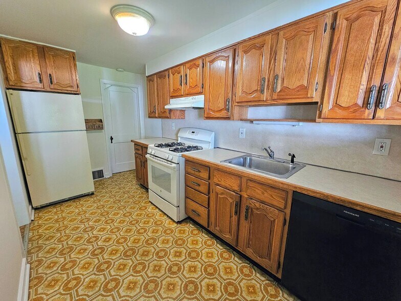 Building Photo - 738 E Railroad Ave