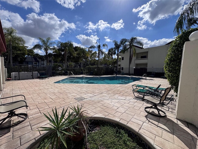 Building Photo - 1417 Avon Ln