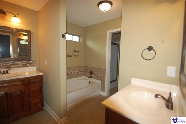 Building Photo - 101 Vineland Pkwy Dr