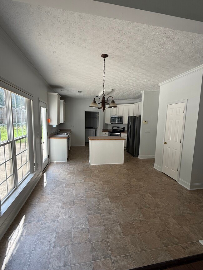 Building Photo - 1105 Huntcrest Ridge