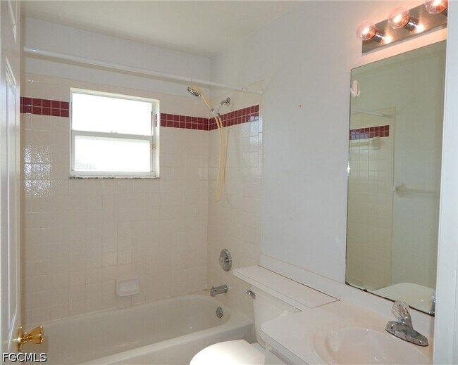 Building Photo - 135 SE 29th St