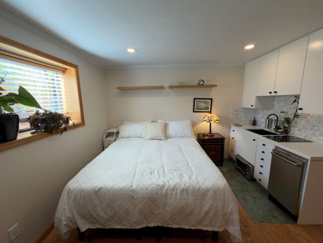 Building Photo - 3148 College Ave