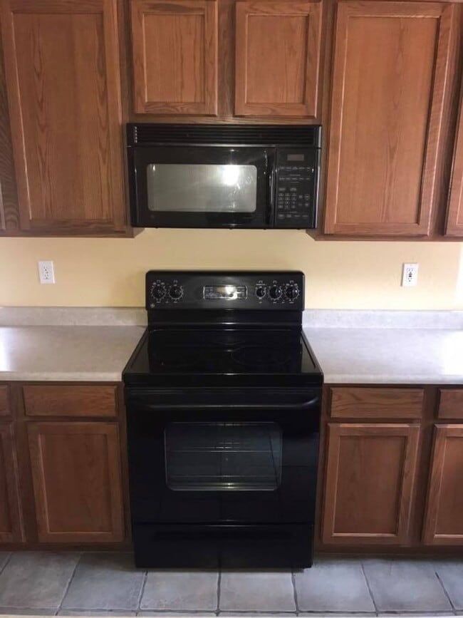 Building Photo - 3-bedroom in gated community w/community pool