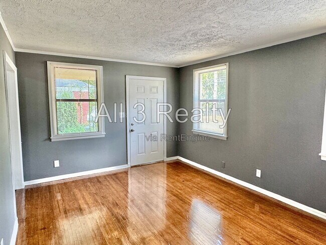 Building Photo - 208 Bradley Dr