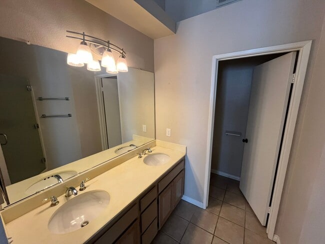 Building Photo - Modern 3-Bed, 3-Bath Condo with Garage & P...