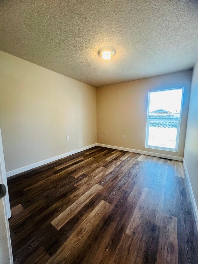 Building Photo - Freshly Painted 3 bed 1 bath with fenced f...