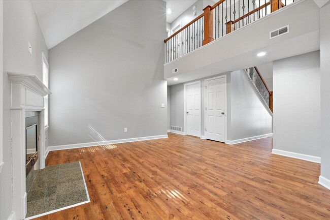 Building Photo - 412 N Village Cir