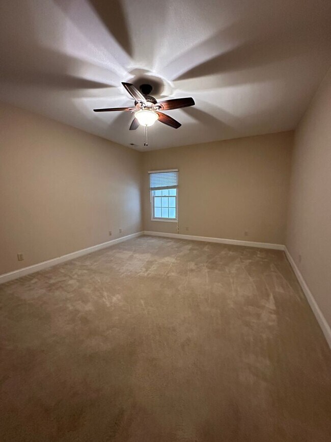 Building Photo - 3 Bedroom / 2 Bath Brick Home Kingsport, TN