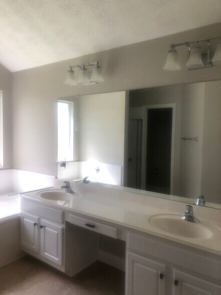 Building Photo - 19306 Pinewood Bluff Ln