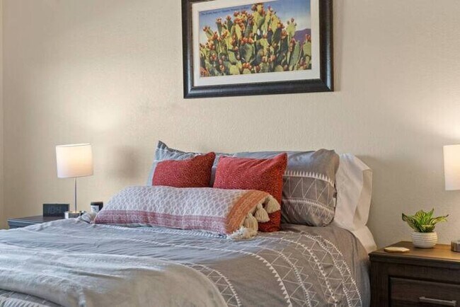 Building Photo - Beautifully Furnished 2-Bed, 2-Bath Condo ...