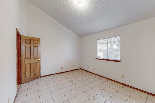 Building Photo - Charming 3 bedroom 2 bath home in Northeas...