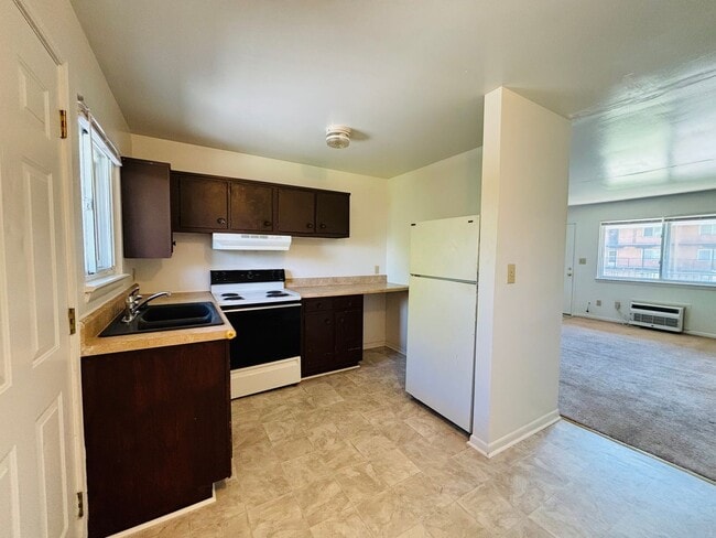 Building Photo - 2 Bedroom, 1 Bath Apartment