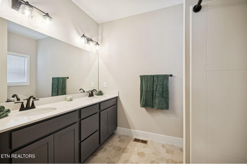 Building Photo - 122 Roseberry St