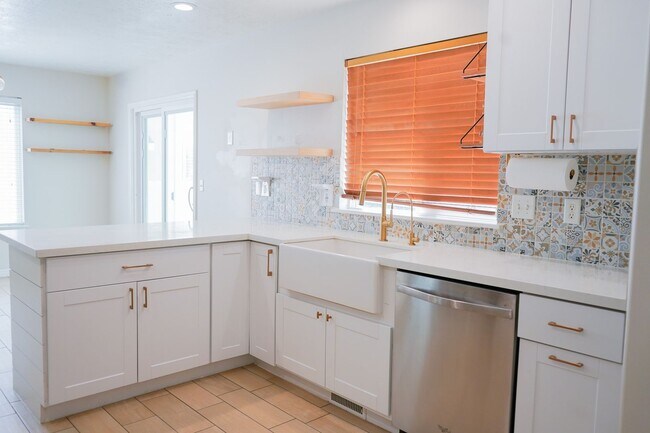 Building Photo - OPEN HOUSE | Spacious Herriman Home Featuring a Large, Well-Maintained Fenced Backyard and Basement