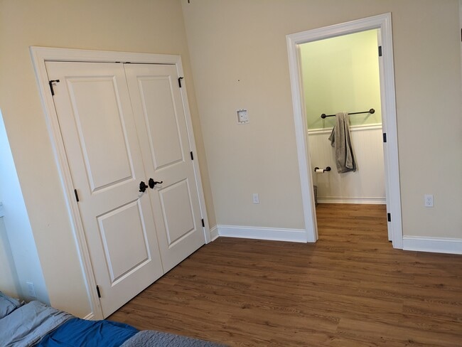 Master Bedroom with Ensuite Master Bathroom - 225 W Pastorius St