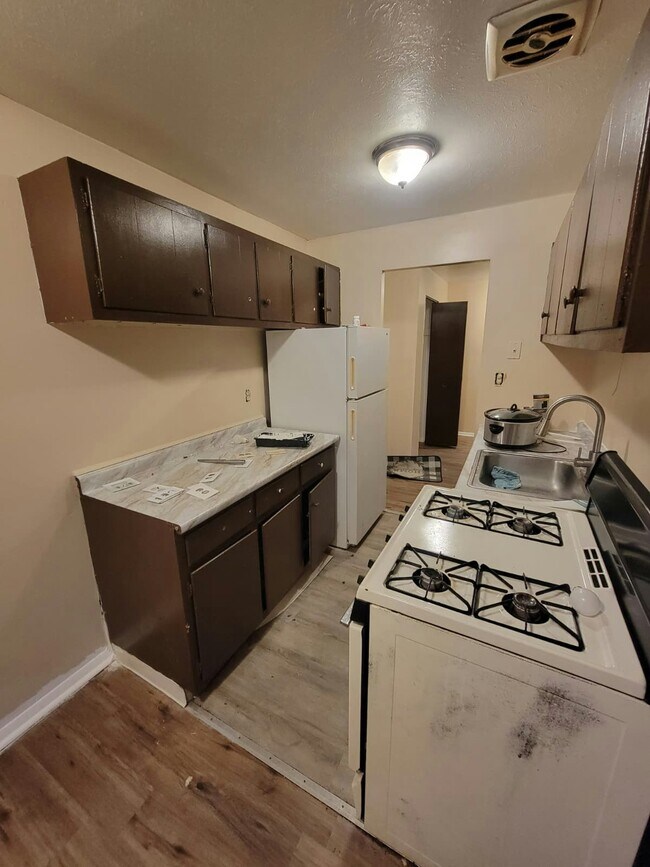 Building Photo - 14815 Euclid Ave