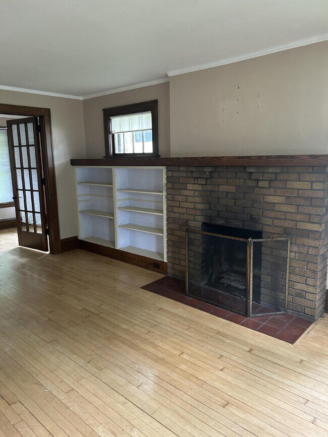 Building Photo - 4 Bedroom, 1.5 Bathroom - Available Now!