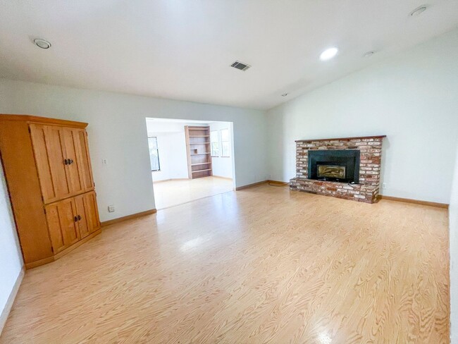 Building Photo - This gorgeous Pine Hills home has a large interior, 2-car garage, and fully-fenced yard!