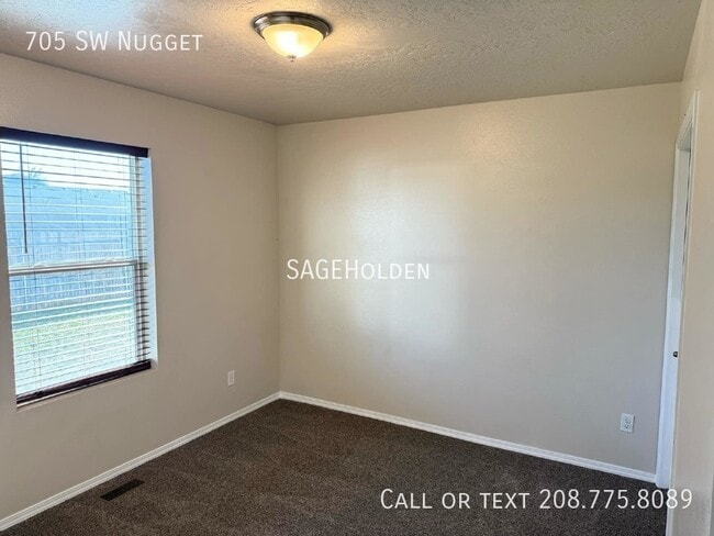 Building Photo - 705 SW Nugget-
