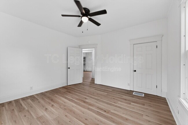 Building Photo - 1527 Farland Ave