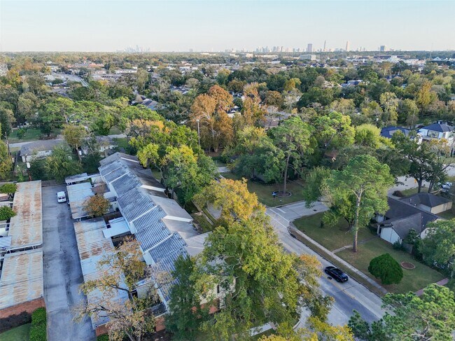 Building Photo - 9654 Westview Dr