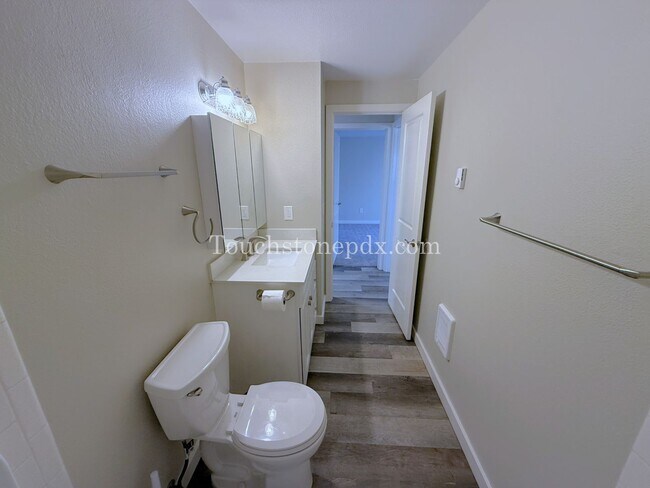 Building Photo - 119 SE Sweetbriar Ln