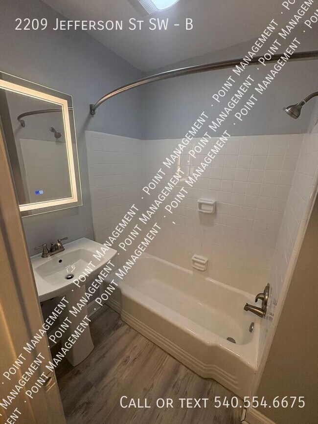 Building Photo - 2209 Jefferson St SW