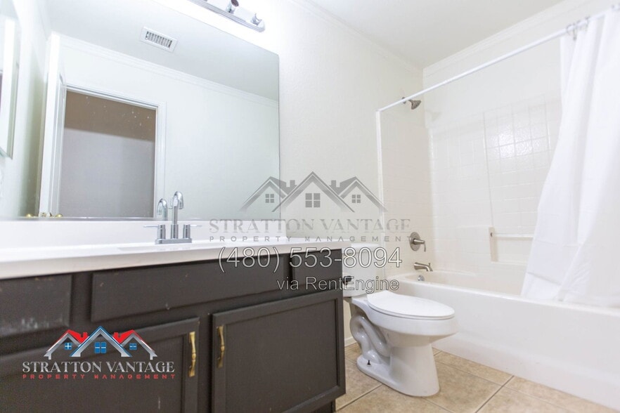 Building Photo - 1962 S Oak St