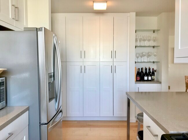 Building Photo - 1990 Green St