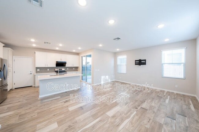 Building Photo - 2851 S Central Dr