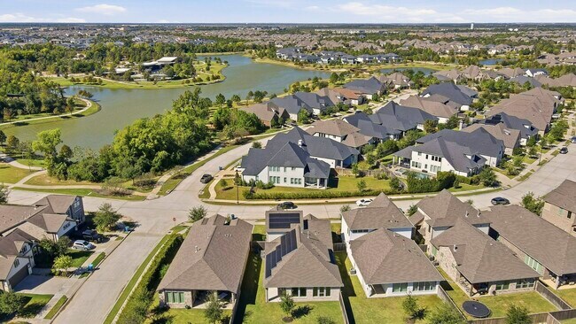 Building Photo - 15822 Pilot Knob Dr