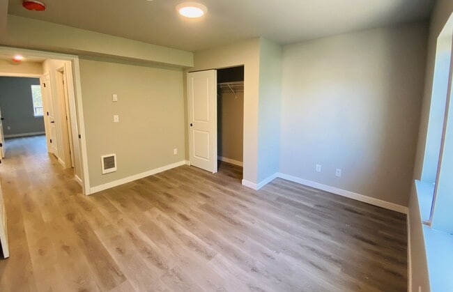 Building Photo - Newer Two Bedroom Apartment!