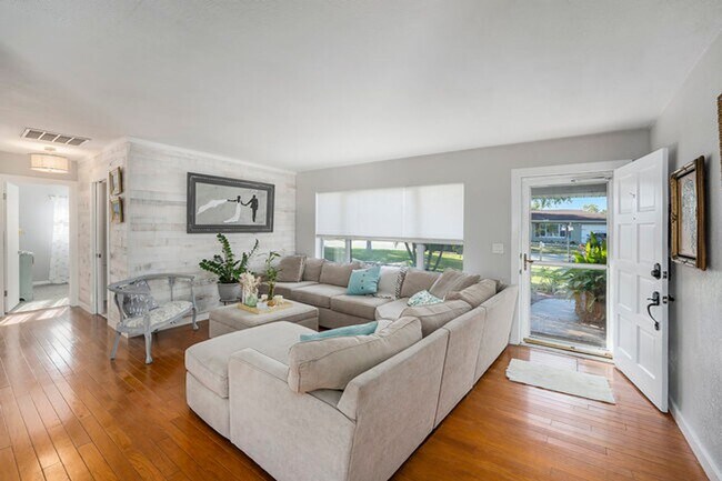 Building Photo - Single Family Home in Sunny Park Groves