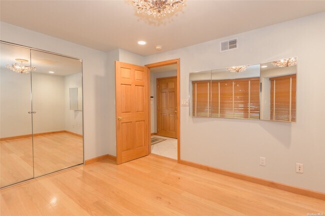Building Photo - 2 Dovecote Ln