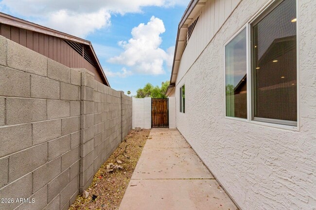 Building Photo - 10705 E Mercer Ln