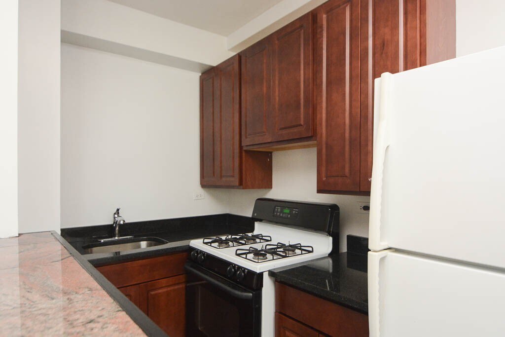 Building Photo - 941 W Carmen Ave