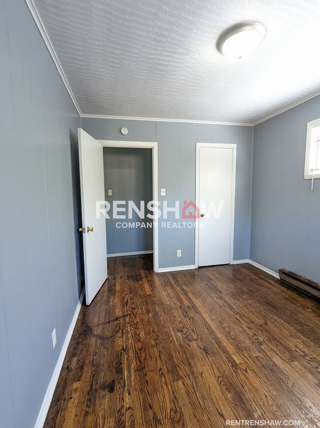 Building Photo - Accepting Section 8 Vouchers - 1891 Clover...