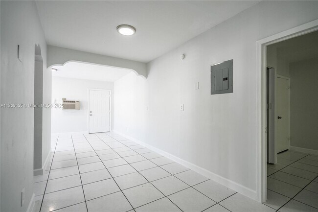 Building Photo - 7821 Carlyle Ave