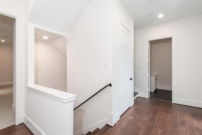 Building Photo - 3821 N Braeswood Blvd
