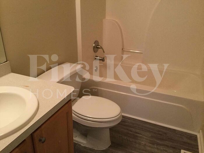 Building Photo - 200 Fairview Chase Rd