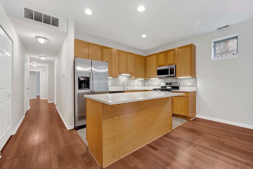 Building Photo - 802 W University Ln